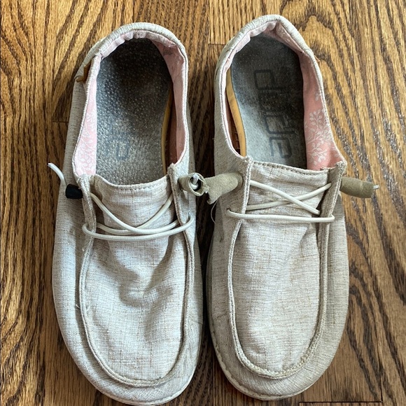 Lightweight tan women’s Hey Dude Wendy chambray slip on shoes, size 8. Great con - Picture 2 of 16
